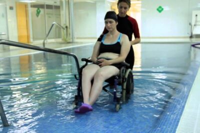 Escaleras de piscina accesibles para personas con movilidad reducida